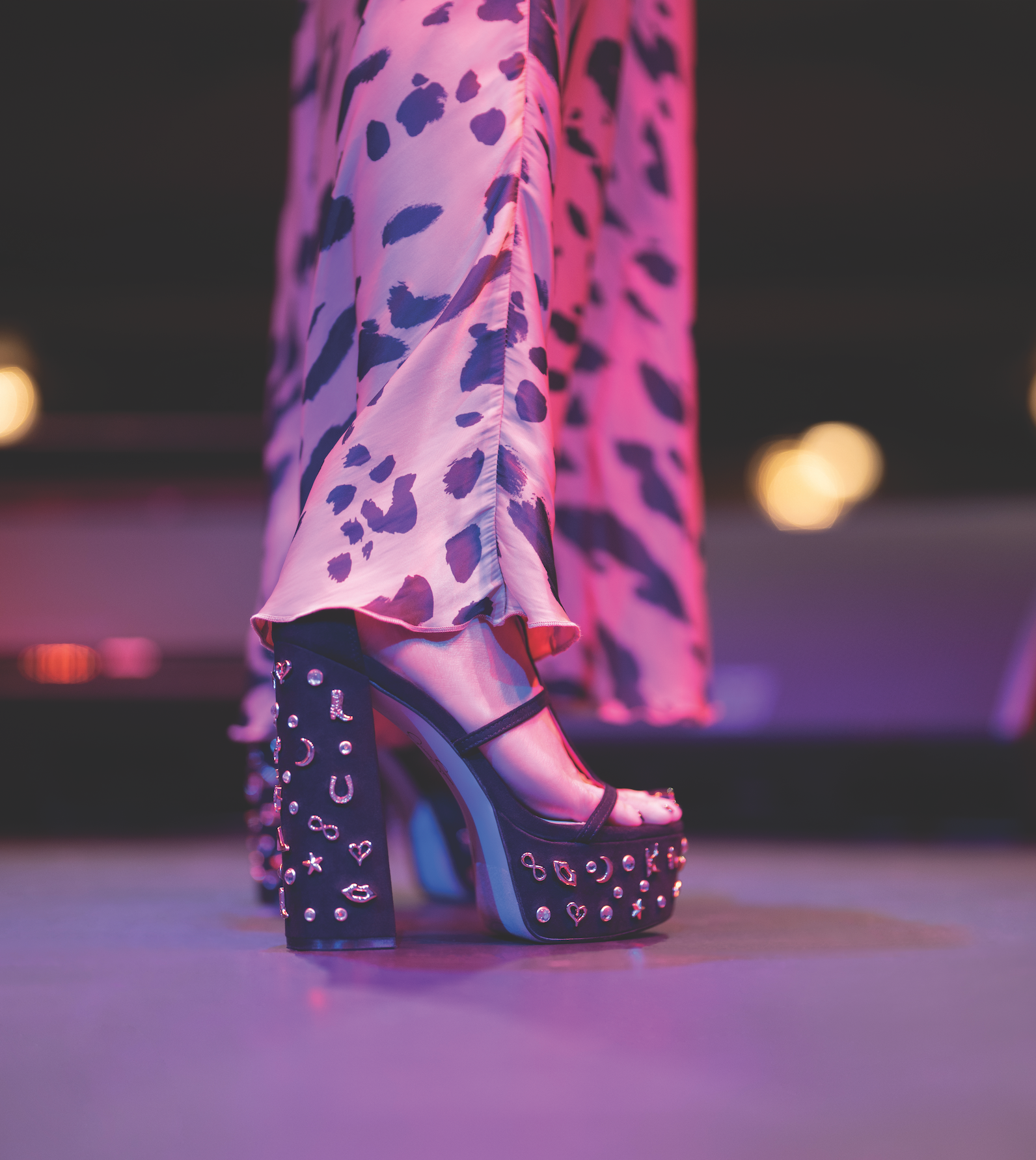 Jessica Simpson wearing the AAMINA shoe on stage